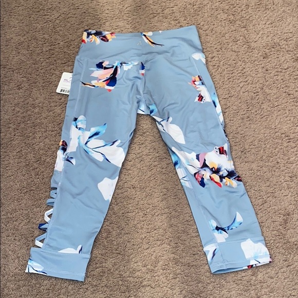 Floral Alive Quick Dry Capri Workout Leggings - Picture 5 of 7